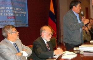 Los catedráticos Joaquín Viteri y César Trujillo junto al presidente de CEDOCUT, Mesías Tatamues. Edwin Tapia | EL TIEMPO